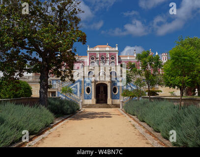 "Cinder Garten Weg, durch Lavendelsträuchern, das in der ummauerten Garten flankiert, in Richtung der Rückseite des Estoi Palace in Portugal Stockfoto