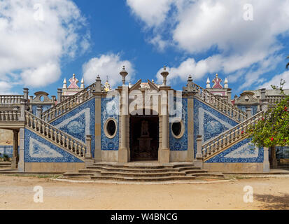 Detail der dekorativen Symmetrie des Rokoko inspiriert Palast von Estoi, mit seinen blauen Mosaikfliesen auf ein Thema. Algarve, Portugal. Stockfoto