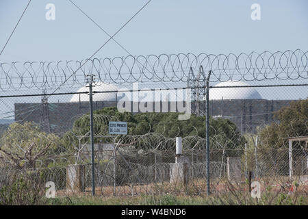 Die weißen Kuppeln der Alamaraz Atomkraftwerk hinter den Gittern rund um die gesamte Anlage gesehen. Stockfoto