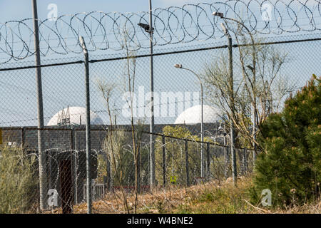 Die weißen Kuppeln der Alamaraz Atomkraftwerk hinter den Gittern rund um die gesamte Anlage gesehen. Stockfoto