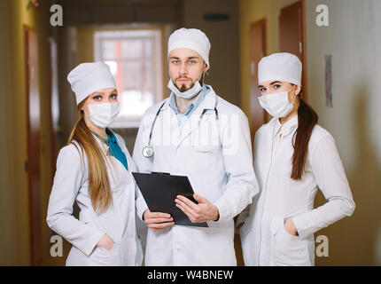 Portrait von Ärzten im Flur des Krankenhauses. Stockfoto
