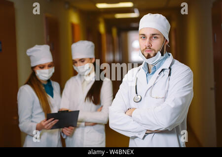 Portrait von Ärzten im Flur des Krankenhauses. Stockfoto