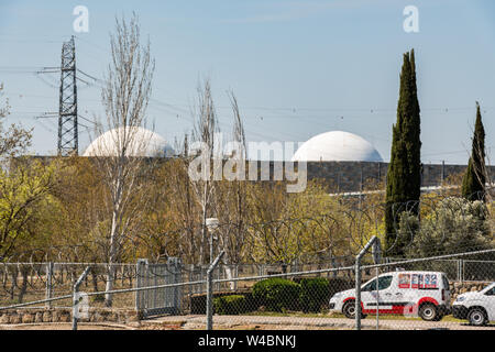 Weißen Kuppeln der Alamaraz Kernkraftwerk nach den jüngsten aprovment der Erneuerung der Genehmigung zu betreiben Stockfoto