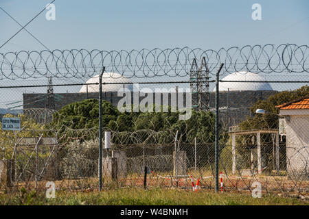 Die weißen Kuppeln der Alamaraz Atomkraftwerk hinter den Gittern rund um die gesamte Anlage gesehen. Stockfoto