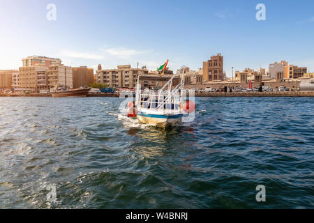 Dubai, VAE - Dezember 1, 2018: Blick auf den Dubai Creek an einem schönen Tag, Stadtteil Deira Stockfoto