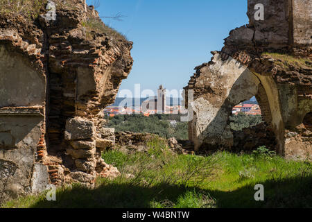 Dorf aus dem Hof des verlassenen Kloster von San Antonio de Padua aus dem 15. Jahrhundert, Garrovillas de Alconetar Stockfoto