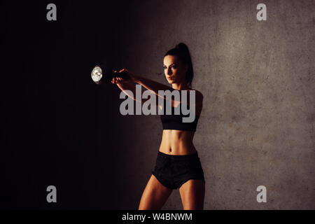 Junge Frau tun kettlebell swing Übung Stockfoto