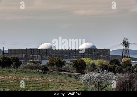 Weißen Kuppeln der Alamaraz Kernkraftwerk nach den jüngsten aprovment der Erneuerung der Genehmigung zu betreiben Stockfoto