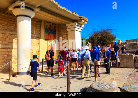 Knossos, Griechenland - 27. April 2019: Leute, Kreta Sehenswürdigkeiten, Ruinen der Minoischen Palast Stockfoto