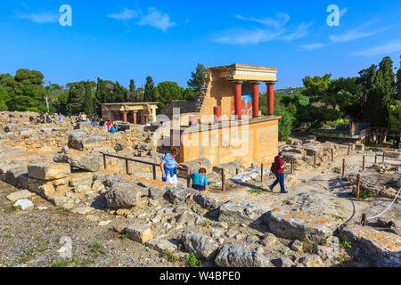 Knossos, Griechenland - 27. April 2019: Leute, Kreta Sehenswürdigkeiten, Ruinen der Minoischen Palast Stockfoto