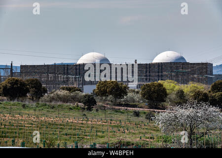 Weißen Kuppeln der Alamaraz Kernkraftwerk nach den jüngsten aprovment der Erneuerung der Genehmigung zu betreiben Stockfoto