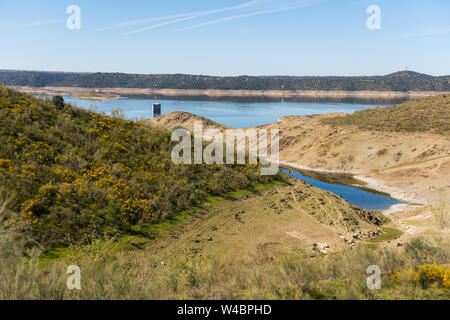 Turm von Floripes untergetaucht im Wasser des Tejo in den Stausee von Jose Maria Oriol in der Nähe von Garrovillas de Alconetar Stockfoto