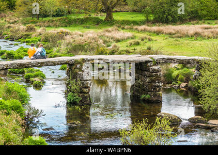 Mittelalterliche 1880 Brücke über den East Dart River bei Postbridge in Dartmoor in Devon, West Country, England, Großbritannien Stockfoto