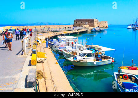 Heraklion, Griechenland - 27. April 2019: Insel Kreta alter Hafen mit Fischerbooten und venezianische Festung Rocca Al Mare panorama Stockfoto