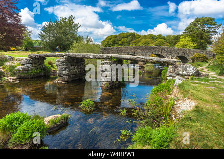 Mittelalterliche 1880 Brücke über den East Dart River bei Postbridge in Dartmoor in Devon, West Country, England, Großbritannien Stockfoto