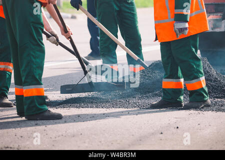 Festlegung der neue Asphalt auf die City Road. Stockfoto