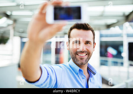 Schöner Mann unter selfie außerhalb des Büros Stockfoto