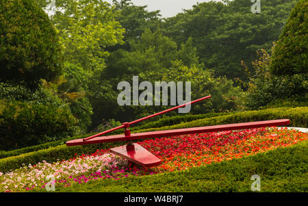 Detailansicht auf Blumenuhr im Yongdusan Park in der wunderschönen Natur. Jung-gu, Busan, Südkorea. Asien. Stockfoto