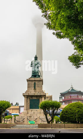 Busan Turm Komplex, Pavillion und Statue von Admiral Yi Sun-sin an einem nebligen Tag. Jung-gu, Busan, Südkorea. Asien. Stockfoto