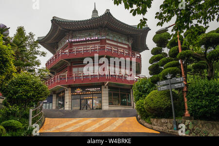 Detailansicht auf der Pavillon von Yongdusan Park. Jung-gu, Busan, Südkorea. Asien. Stockfoto