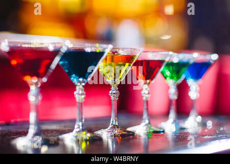 Bunte Cocktails an der Bar auf dem Holztisch. Stockfoto