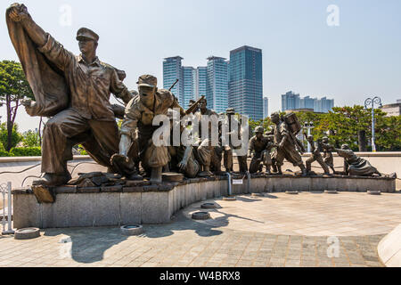 Denkmal mit kämpfenden Soldaten im War Memorial von Korea für eine friedliche Wiedervereinigung. Yongsan, Seoul, Südkorea, Asien. Stockfoto