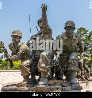 In der Nähe von Monument mit kämpfenden Soldaten Unternehmen für friedliche Wiedervereinigung im War Memorial von Korea. Yongsan, Seoul, Südkorea, Asien. Stockfoto