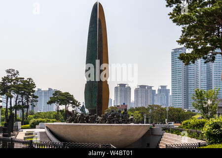 Große zentrale Monument mit kämpfenden Soldaten im War Memorial von Korea. Yongsan, Seoul, Südkorea, Asien. Stockfoto