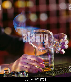 Der Barkeeper macht heißen Cocktail in einem Restaurant in der Bar. Stockfoto