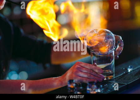 Der Barkeeper macht heißen Cocktail in einem Restaurant in der Bar. Stockfoto