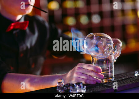 Der Barkeeper macht heißen Cocktail in einem Restaurant in der Bar Stockfoto