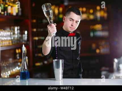 Barkeeper gießen frischen Cocktail in Fancy Glas Stockfoto