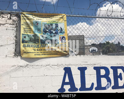 12 Juli 2019, Mexiko, Ciudad Juárez: Der Zaun um das El Buen Samaritano migrant Hostel ist mit Stacheldraht gesichert. Auf der mexikanischen Seite der Grenze zu den USA, Tausende von Personen sind in Hostels wie dieses Warten in die USA zu emigrieren. Gefahren lauern in den Grenzstädten. Foto: Nick Kaiser/dpa Stockfoto