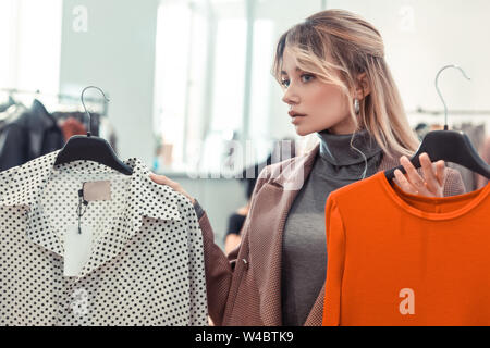 Frau mit grauen Rollkragenpullover und Jacke Shopping nach der Arbeit Stockfoto