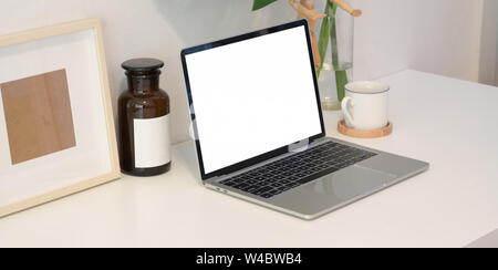 Ansicht von der linken Seite der leere Bildschirm Laptop auf weiße Holztisch im minimalistischen Stil Arbeitsplatz Stockfoto