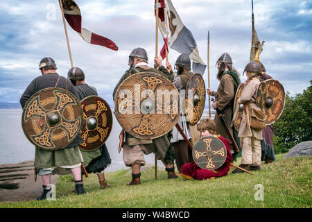 Gruppe von wikingern in Heysham, Lancashire. Viking Festival mit einem lebendigen historischen Lager, Parade, Schlacht Re-enactment, Waffen-Display, & Kostüme. Stockfoto