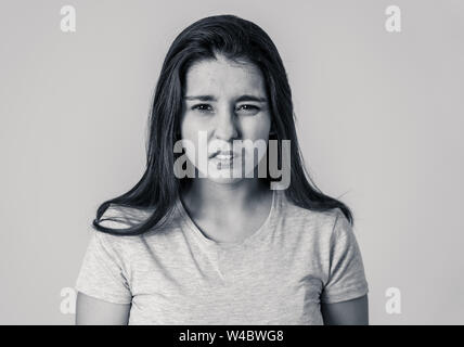 Schwarz-weiß-Porträt der jungen attraktiven frustriert kaukasische Frau mit wütenden Gesicht. Suchen wütend und verärgert, wütend Gesten. Neutrale backgr Stockfoto