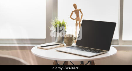 Laptop auf weissem Holztisch in modernen freiberufliche Arbeitsbereich öffnen Stockfoto