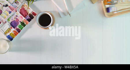 Maler am Arbeitsplatz Draufsicht Foto. Künstler-Pinsel, bunte Farben