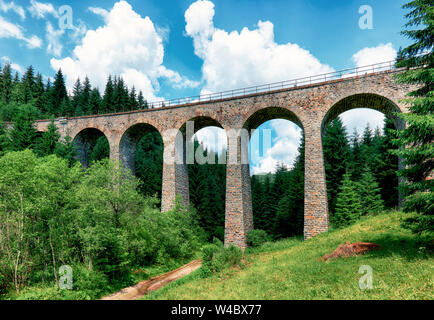 Alte Eisenbahnbrücke in der Nähe von Telgart, Slowakei Stockfoto