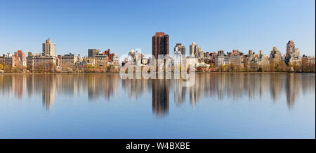 Central Park Reservoir und Manhattan Stadtbild Stockfoto