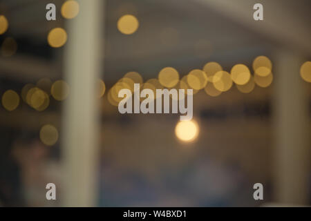 Abstrakte Rundschreiben bokeh, blured gelbes Licht für den Hintergrund. Gelbe Leuchten bokeh Textur. Weihnachtsbeleuchtung blured. Smooth Hintergründe, hell glowi Stockfoto