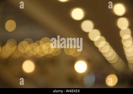 Abstrakte Rundschreiben bokeh, blured gelbes Licht für den Hintergrund. Gelbe Leuchten bokeh Textur. Weihnachtsbeleuchtung blured. Smooth Hintergründe, hell glowi Stockfoto