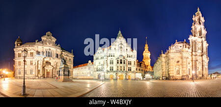 Dresden-Panorama bei Nacht mit Hofkirche Kathedrale Stockfoto