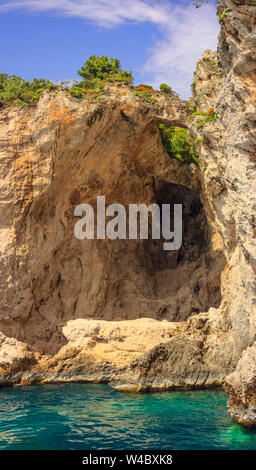 Die Natural Arch in Capri, Italien. der zerklüfteten Küste der Insel Capri, unter den Felsen, Buchten und Höhlen. Capri, Italien. Stockfoto