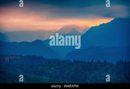 Sonnenuntergang über Tatra mountain Silhouette, Slowakei Stockfoto