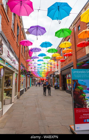 Eine farbige Darstellung der Schirme, die obenliegend in der Fürstbischöfe Shopping Precinct in Durham, England, Großbritannien Stockfoto