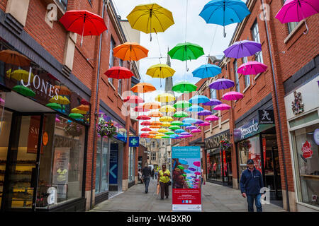 Eine farbige Darstellung der Schirme, die obenliegend in der Fürstbischöfe Shopping Precinct in Durham, England, Großbritannien Stockfoto