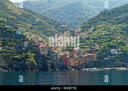 Riomaggiore Dorf in Cinque Terre, Italienische Riviera. Blick vom Meer. Stockfoto