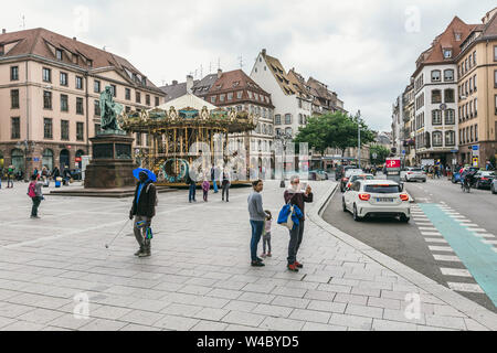 Straßburg, Frankreich - Juli 26., 2017. Kinder- Karussell auf dem Platz in der Nähe der Industrie- und Handelskammer das Denkmal für den Drucker Johann Guttenberg ich Stockfoto